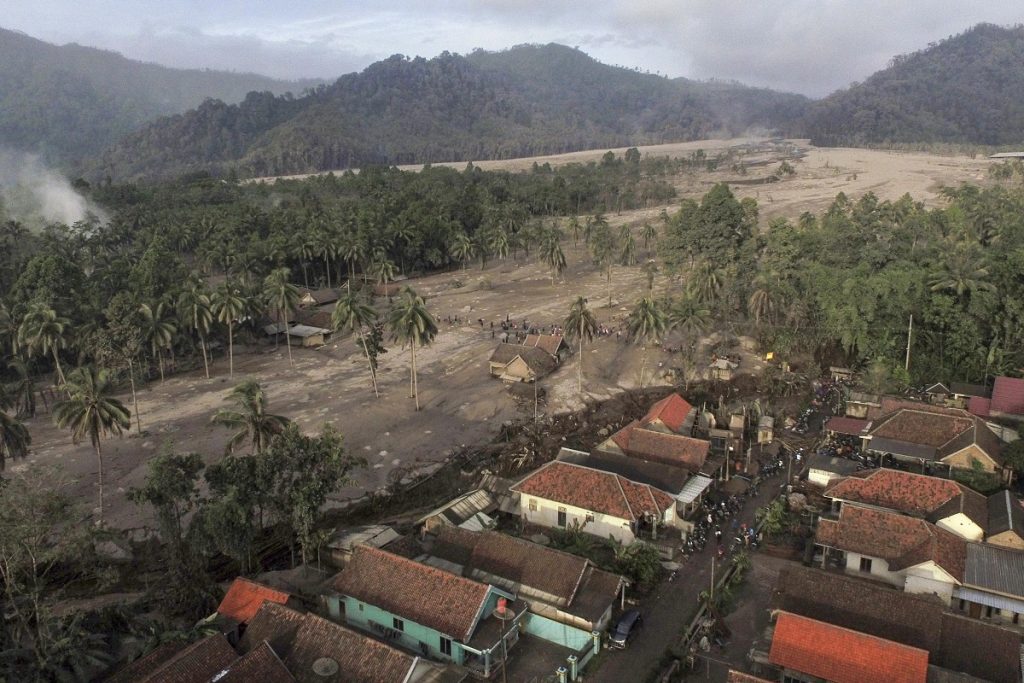 Indonesia eruzione vulcano Semeru