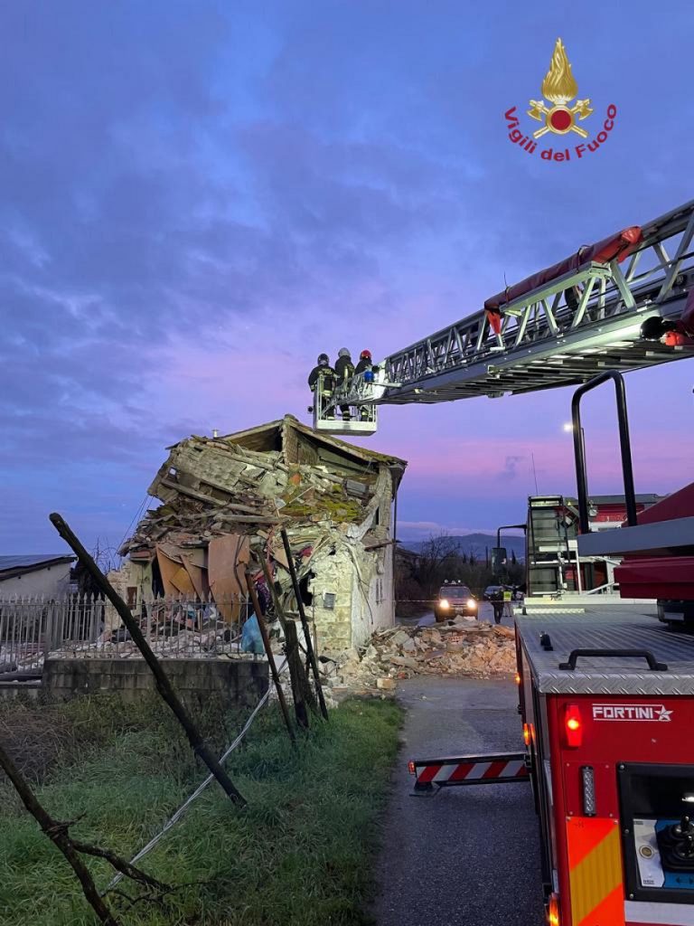 Crolla palazzina nel Pistoiese