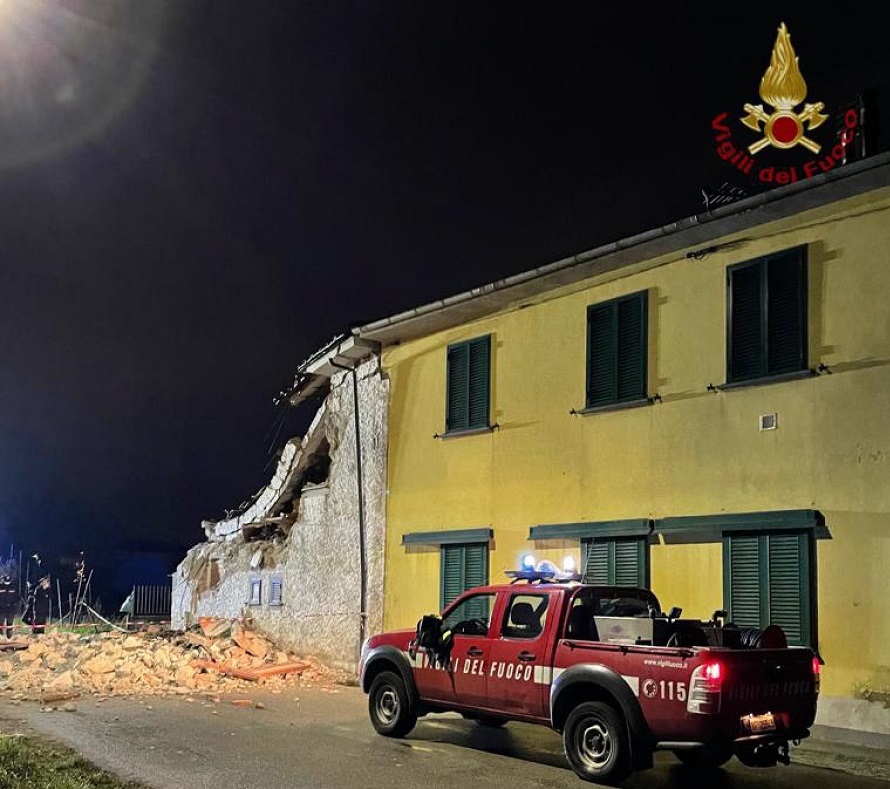 Crolla palazzina nel Pistoiese