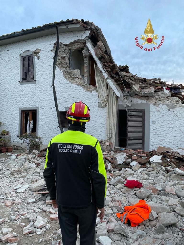 Crolla palazzina nel Pistoiese