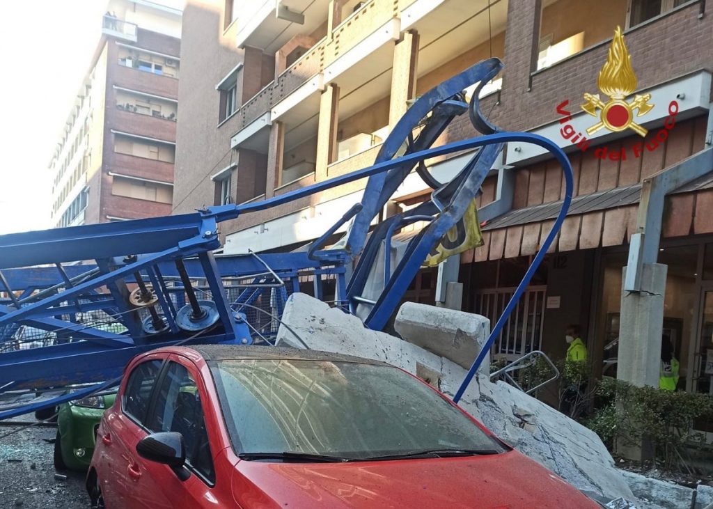 crollo gru torino