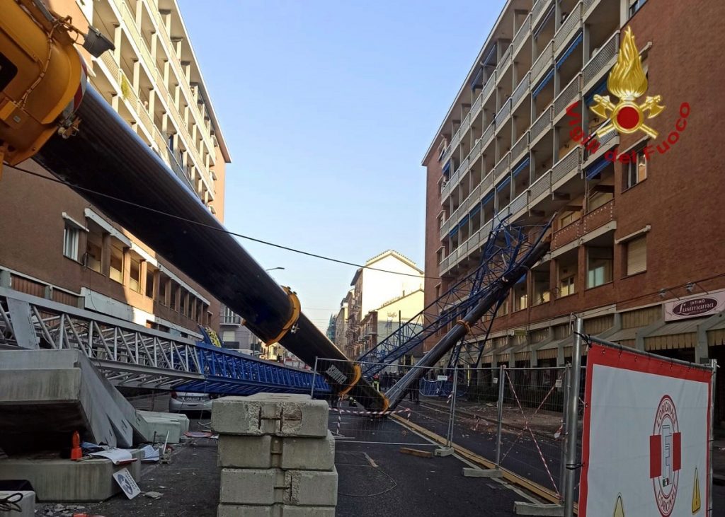 crollo gru torino
