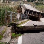 Maltempo, tragedia sfiorata nel Trapanese: crollato il ponte che collega Alcamo a Castellammare del Golfo [FOTO e VIDEO]