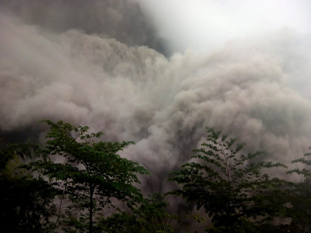 eruzione vulcano semeru indonesia