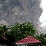 Disastrosa eruzione in Indonesia: il vulcano Semeru ricopre di cenere i villaggi e blocca i raggi del sole, almeno un morto e decine di feriti [FOTO e VIDEO]
