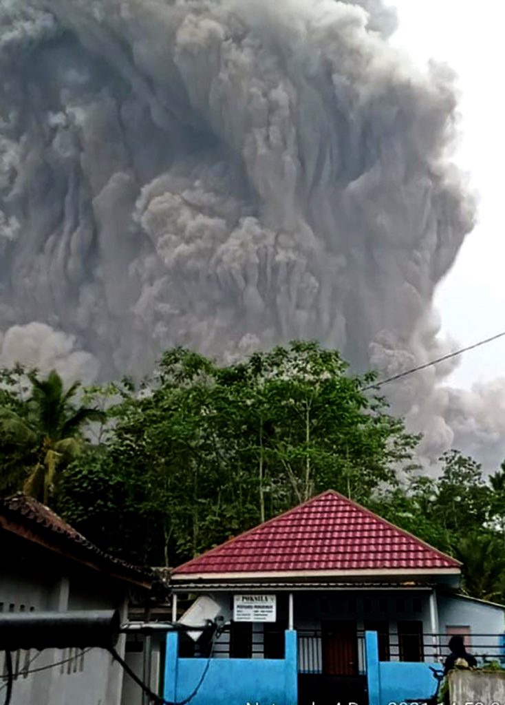 eruzione vulcano semeru indonesia