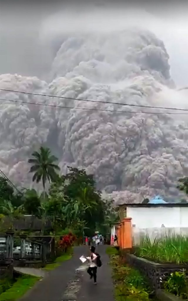eruzione vulcano semeru indonesia