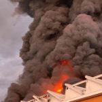 Incendio in una fabbrica di materie plastiche a Beinasco: enorme colonna di fumo nero, “tenete le finestre chiuse” – FOTO e VIDEO