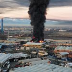 Incendio in una fabbrica di materie plastiche a Beinasco: enorme colonna di fumo nero, “tenete le finestre chiuse” – FOTO e VIDEO