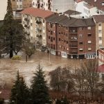 Forti piogge e nevicate nel nord della Spagna: fiumi esondati, allagamenti e frane in Navarra e nei Paesi Baschi, un morto – FOTO