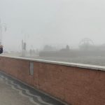 Meteo Lazio, fitta nebbia invade il litorale romano in pieno giorno: punte di +21° a Latina e +20°C a Roma – FOTO