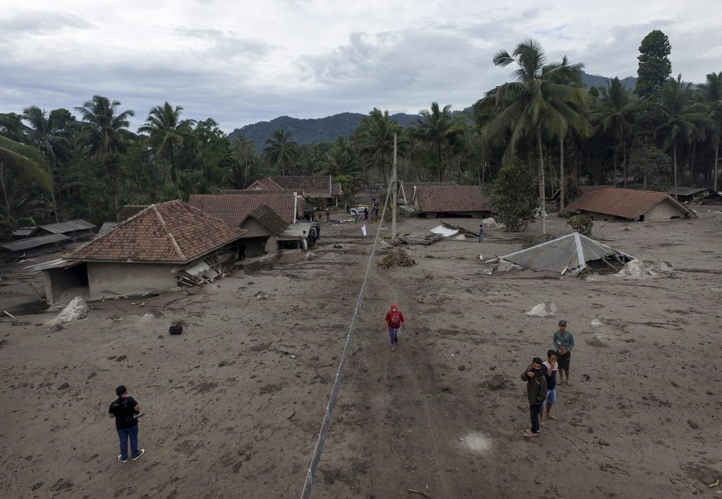 eruzione semeru indonesia