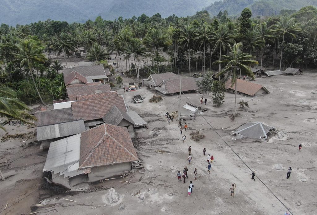 eruzione semeru indonesia