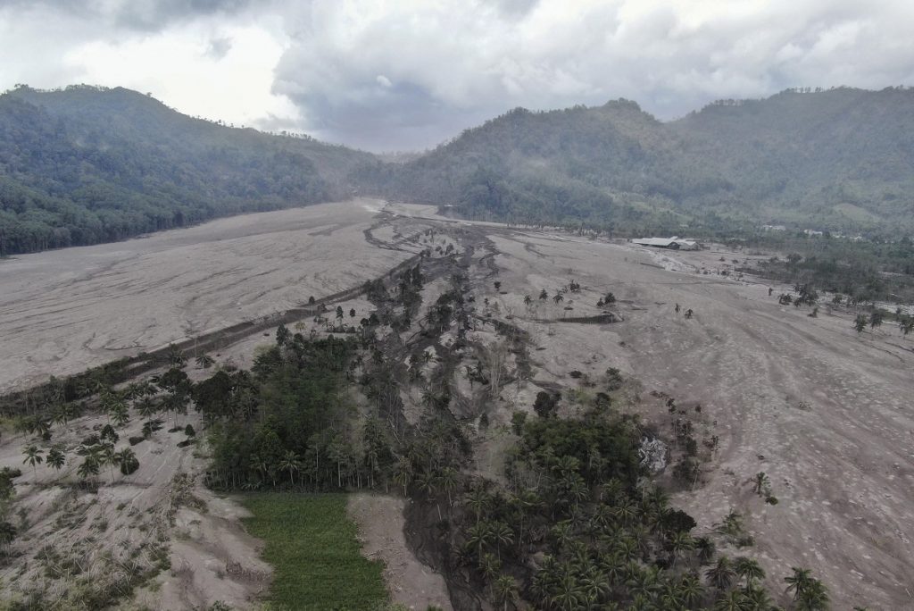 eruzione semeru indonesia