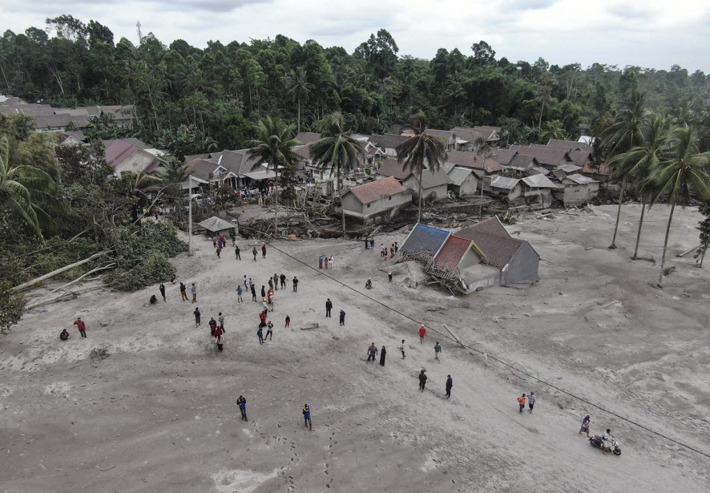 eruzione semeru indonesia