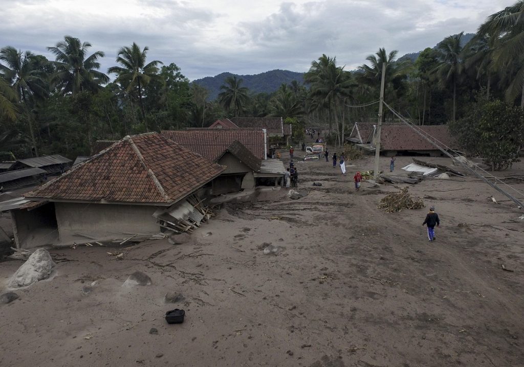 eruzione semeru indonesia