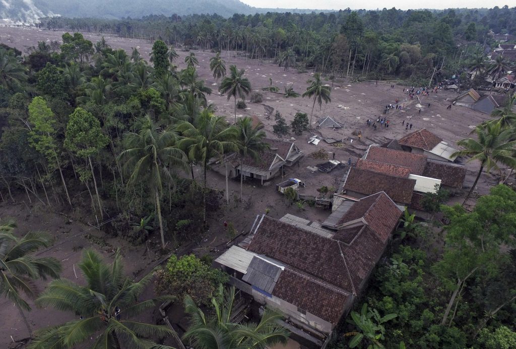 eruzione semeru indonesia