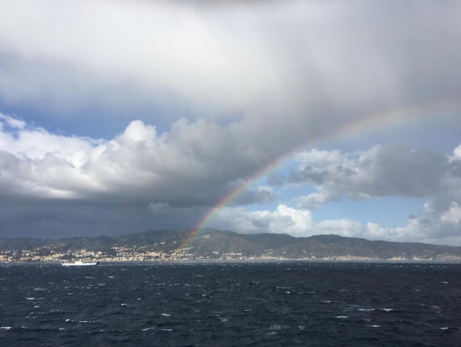 stretto di messina arcobaleno mare mosso