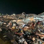 Tornado flagellano 6 Stati, USA in ginocchio: almeno 50 morti a Mayfield, raso al suolo hub Amazon dell’Illinois – FOTO
