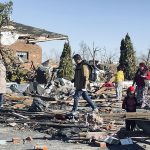 Tornado negli USA, le spaventose immagini “prima-dopo” della fabbrica di candele di Mayfield e del centro Amazon a Edwardsville: il bilancio delle vittime è più basso di quanto si temesse – FOTO