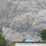 Apocalittica eruzione del vulcano Semeru in Indonesia: migliaia di persone in fuga, si temono molti morti – FOTO e VIDEO