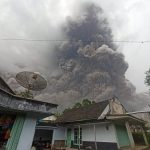 Apocalittica eruzione del vulcano Semeru in Indonesia: migliaia di persone in fuga, si temono molti morti – FOTO e VIDEO
