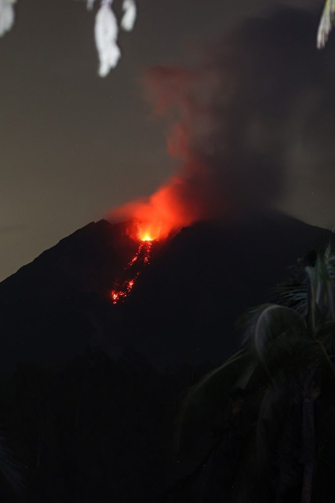 vulcano semeru indonesia