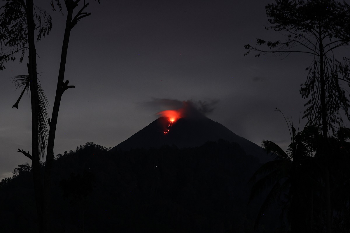 vulcano semeru indonesia