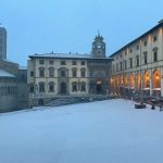 Maltempo e freddo in Toscana: la neve imbianca la regione, risveglio mozzafiato ad Arezzo [FOTO]