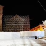 Maltempo in Umbria: la statua di San Benedetto nella piazza di Norcia coperta da un mantello bianco di neve [FOTO]