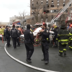 Grosso incendio in un appartamento a New York: decine di feriti e morti, tra cui bambini – FOTO