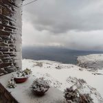 Rarissimo fenomeno in Grecia: Mykonos e Santorini imbiancate dalla neve – FOTO