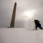 USA, tempesta di neve e vento travolge il Sud/Est e il Medio Atlantico: accumuli fino a 40 cm in Virginia, scuole e aeroporti chiusi [FOTO]