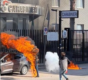 uomo fuoco carabinieri rende
