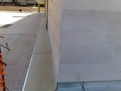 Figura 12: La copertura metallica che protegge il giunto laterale presente attorno agli edifici residenziali isolati sismicamente di Cerignola per consentirne le libere deformazioni laterali.