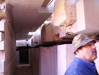 Figura 5: Gli isolatori sismici installati nel nuovo piano interrato della palazzina di Fabriano ed il taglio dei preesistenti pali di fondazione.