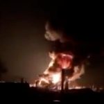 Guerra in Ucraina, le esplosioni illuminano la notte di Kiev: deposito di petrolio e gasdotto in fiamme, missili russi anche su sito di smaltimento di rifiuti radioattivi [FOTO e VIDEO]