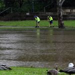 Drammatiche inondazioni in Australia, un morto e 10 dispersi: 50 cm di pioggia in 24 ore, “non uscite di casa” [FOTO]