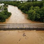 Drammatiche inondazioni in Australia, un morto e 10 dispersi: 50 cm di pioggia in 24 ore, “non uscite di casa” [FOTO]