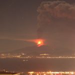 Etna, eruzione mozzafiato: nube di cenere alta 10 mila metri si dirige verso Palermo nella notte, le FOTO del parossismo visto da Reggio Calabria