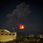 Etna in eruzione, inizia il primo parossismo del 2022. L’esperto: “è molto molto bello” – FOTO