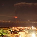 Etna, eruzione mozzafiato: nube di cenere alta 10 mila metri si dirige verso Palermo nella notte, le FOTO del parossismo visto da Reggio Calabria