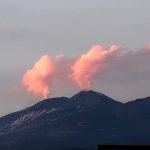 L’Etna torna a farsi sentire: doppio pennacchio di fumo dal vulcano – FOTO