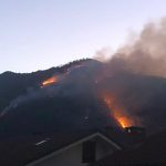 Il vento alimenta incendi in Piemonte: roghi in Valsusa e nelle Valli di Lanzo, anche nel Varesotto e nell’entroterra di Genova – FOTO e VIDEO