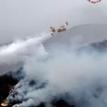 Divampano gli incendi tra Piemonte e Valle d’Aosta: il forte vento alimenta le fiamme in Valle Cannobina e a Fontainemore