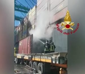 incendio nave stretto messina