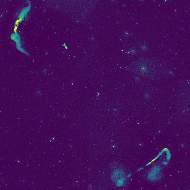 Immagine ritagliata di 9 gradi quadrati che mostra una regione dominata dalle radiogalassie NGC 315 e NGC 383, ma che contiene circa 7 mila altre sorgenti radio. L'immagine copre un'area 45 volte più grande di quella della Luna piena, ma corrisponde solo all'1,5% della quantità totale di dati rilasciati in LoTSS-DR2. In sostanza, tutti gli oggetti visibili si trovano nell'universo lontano e sono fenomeni potenti ed esplosivi, come getti di radiazioni da buchi neri supermassicci e galassie in cui le stelle si stanno rapidamente formando. Crediti: Timothy Shimwell