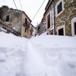 Maltempo, Appennino abruzzese sepolto dalla neve: 2 metri di accumulo a Roccacaramanico, oltre 1 metro a Sant’Eufemia a Majella – FOTO e VIDEO