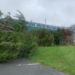 Meteo, la tempesta Eunice si abbatte sul Regno Unito: venti a quasi 150km/h in Cornovaglia, decine di migliaia di persone senza elettricità – FOTO e VIDEO