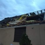 Meteo, tornado si abbatte su Dobrzyca, in Polonia: decine di case danneggiate, alberi e tralicci abbattuti – FOTO